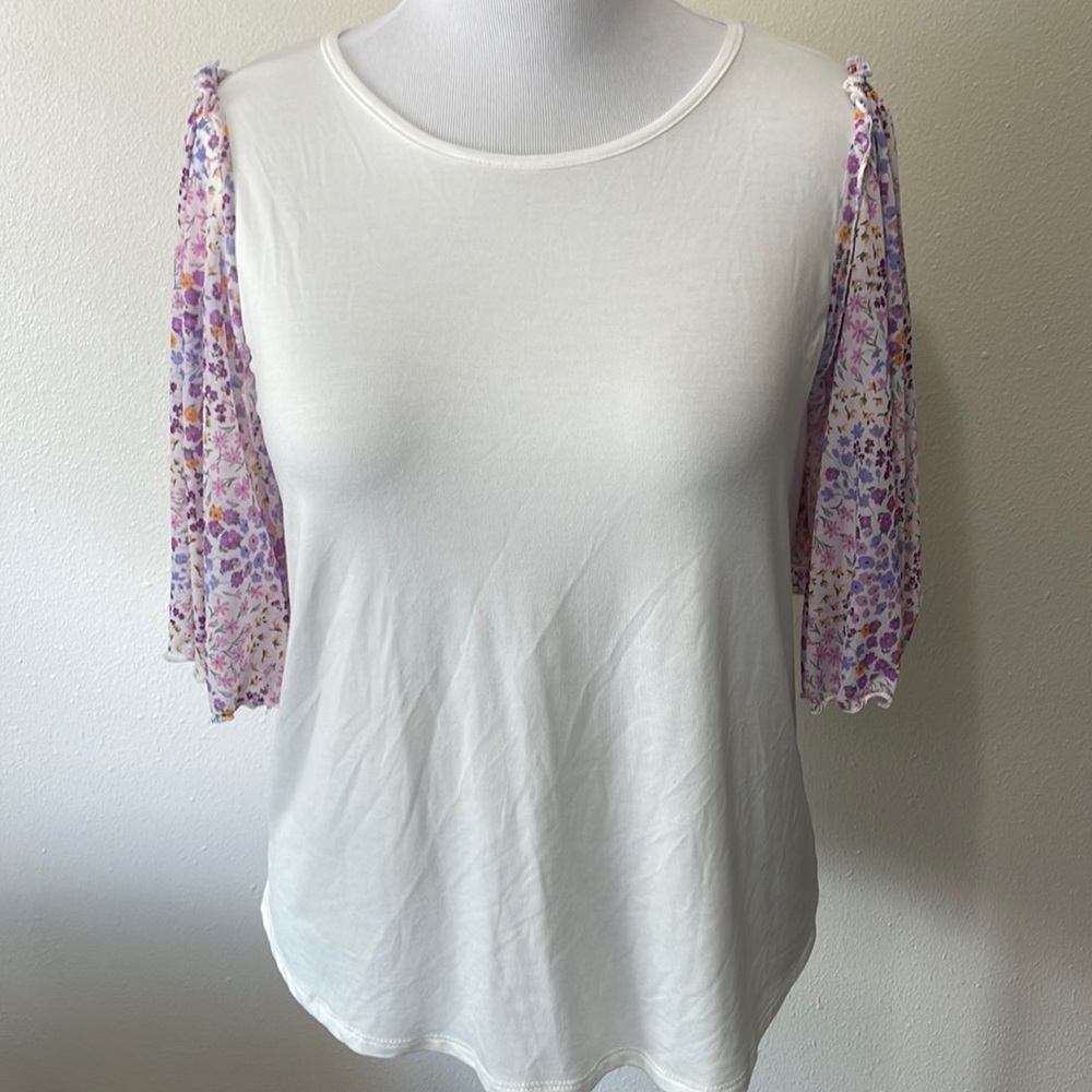Women’s Large Cha Cha Vente White Tee Shirt with Floral Short Sleeves